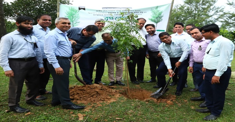 শোকাবহ আগস্টের স্মরণে ডিএসই’র বৃক্ষরোপন