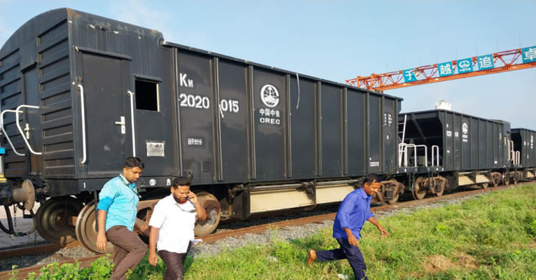 ৬ মিনিটে পদ্মা সেতু পাড়ি দিল পাথরভর্তি ট্রেন