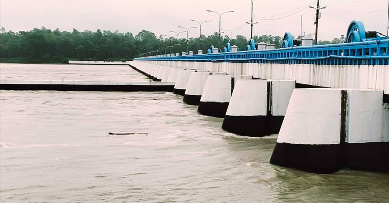 পানির চাপে খোলা হলো তিস্তা ব্যারাজের ৪৪ গেট