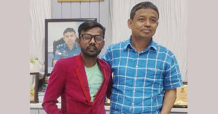 জন্মদিনের কেক কাটতে ডিবি কার্যালয়ে হিরো আলম