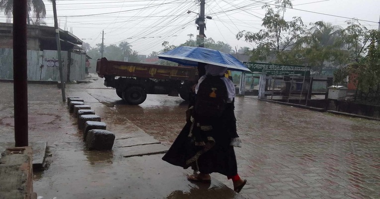 শীতের মধ্যে দুর্ভোগ বাড়াল বৃষ্টি