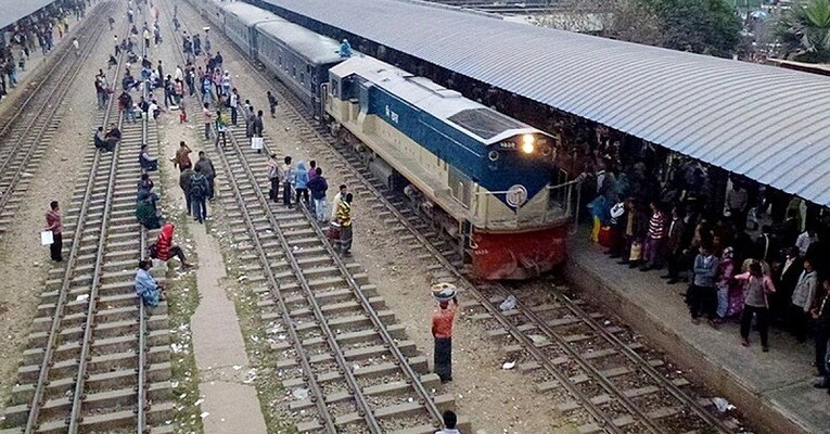 ট্রেন যাত্রীদের উপর নতুন বোঝা, বাড়ছে ভাড়া