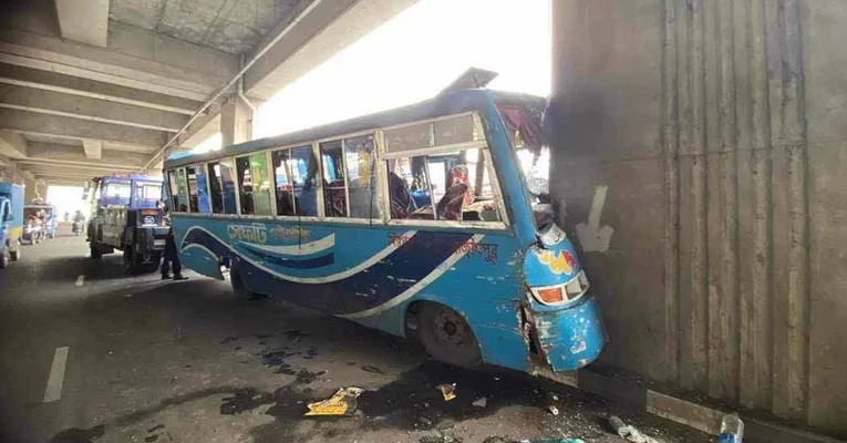 মেট্রোরেলের পিলারে বাসের ধাক্কা