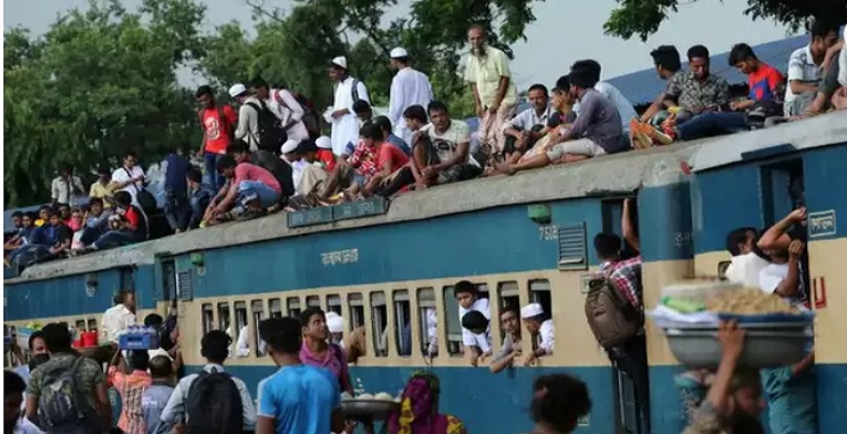 ভিড়ে ট্রেনে উঠতে না পেরে যাত্রীদের জুতোপেটা মহিলার