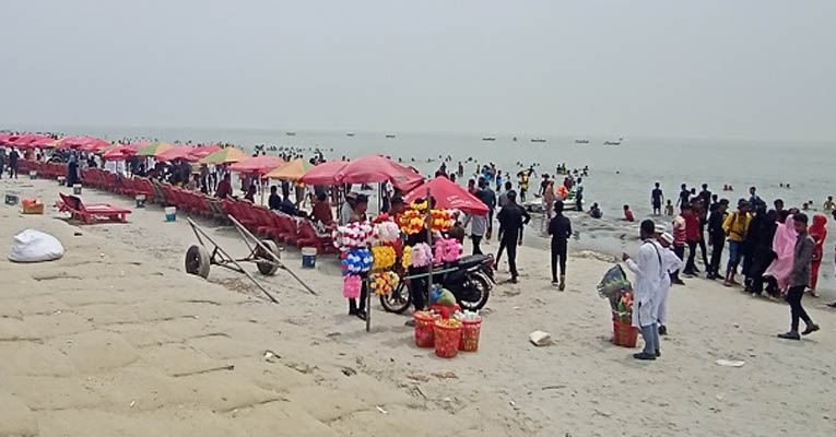 ঈদের ছুটিতে কুয়াকাটায় রেকর্ড সংখ্যক পর্যটক