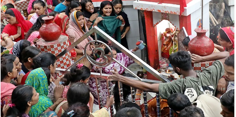 বংশালে হরিজন সম্প্রদায়ের মানুষের কান্নার রোল
