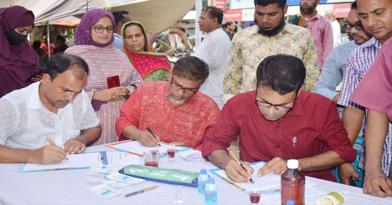 প্রধানমন্ত্রী বরাবর ‘রক্ত দিয়ে লিখে’ স্মারকলিপি দিলেন শিক্ষকরা