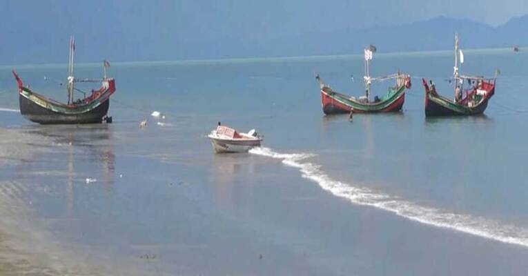 সেন্ট মার্টিনে চলাচলকারী ট্রলারে উঁচু করে পতাকা বাঁধার নির্দেশ