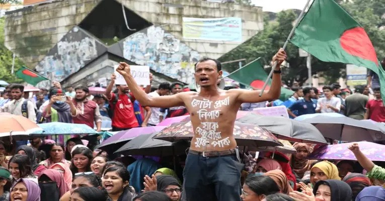 কোটা বাতিলের দাবিতে শাহবাগ অবরোধ, যান চলাচল বন্ধ