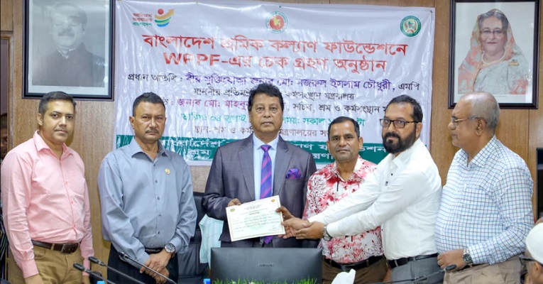 সরকারের শ্রমিক কল্যাণ তহবিলে ৪ কোটি টাকা দিল ওয়ালটন