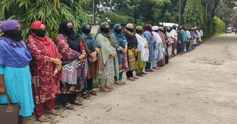 মুখে কালো কাপড় বেঁধে মাভাবিপ্রবি শিক্ষকদের প্রতিবাদ