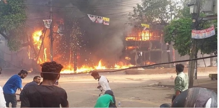 রাজধানীতে বেক্সিমকোর ইয়েলোর শোরুমে আগুন