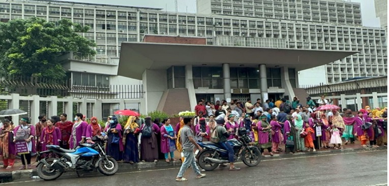 ‘তথ্য আপা’ প্রকল্পের নারীরা সচিবালয়ের সামনে