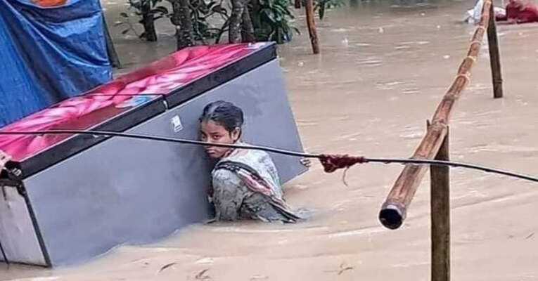 নোয়াখালীতে বন্যার পরিস্থিতি ভয়াবহ অবনতি, পানি বন্দী লাখ লাখ মানুষ