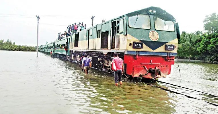 বন্যার কারণে যেসব রুটে ট্রেন চলাচল বন্ধ