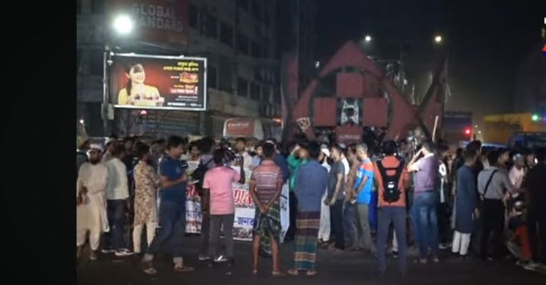 জিরো পয়েন্টে অবস্থান নিয়েছে ছাত্র-জনতা