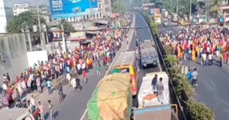 বকেয়া বেতনের দাবিতে ঢাকা-টাঙ্গাইল মহাসড়ক অবরোধ