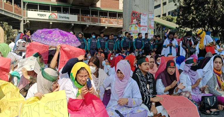 আবারও শাহবাগ অবরোধ প্রশিক্ষণার্থী চিকিৎসকদের