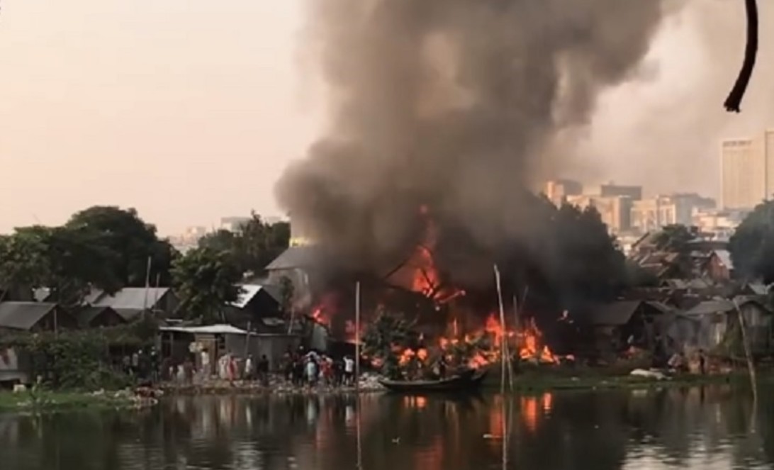 রাজধানীর বস্তিতে আগুন