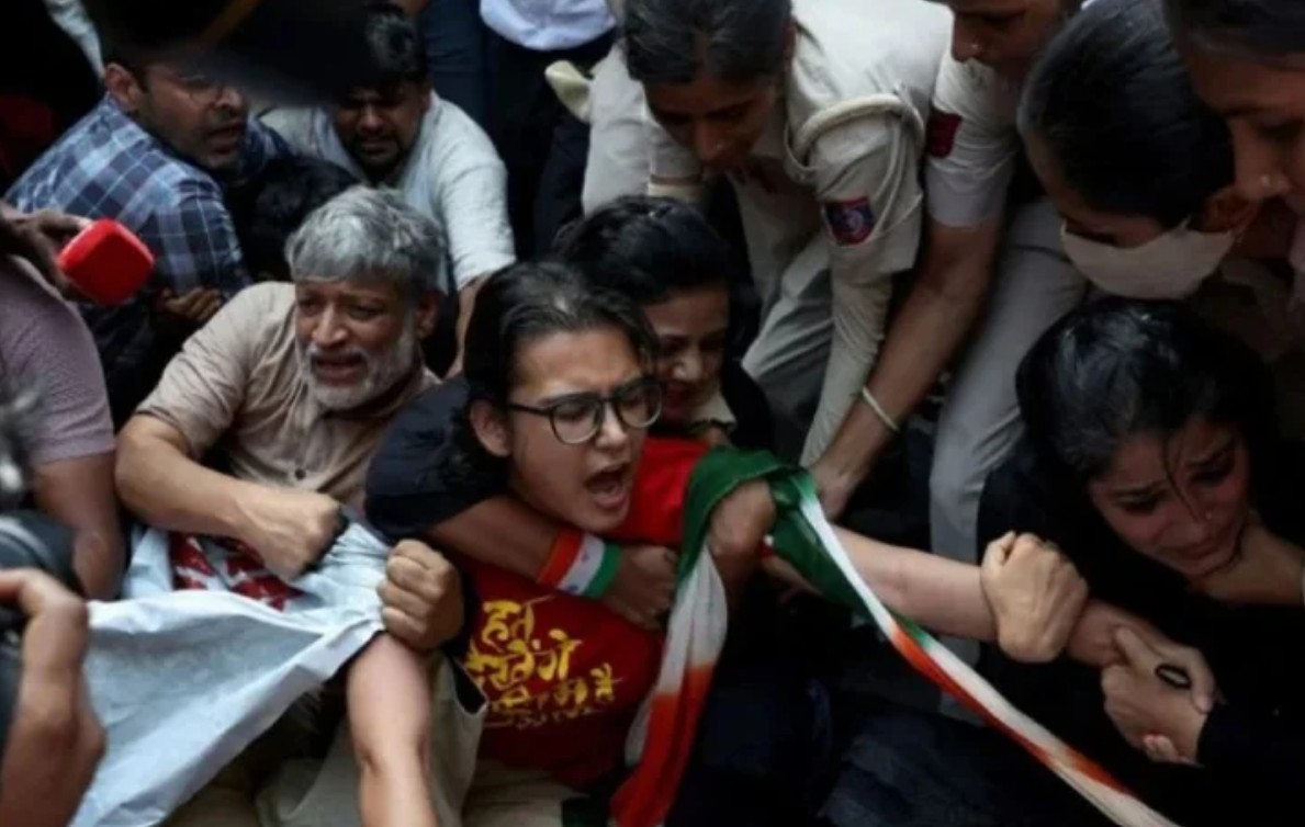 পোশাক টেনে অপমান ও মারধরের অভিযোগ নিয়ে নতুন বিতর্ক