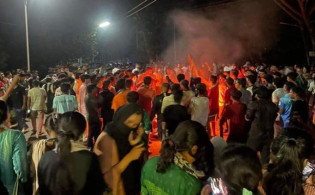 ট্রেন দুর্ঘটনায় মধ্যরাতে উত্তাল চবি, উপাচার্যের বাসভবন ভাঙচুর