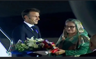 ফ্রান্সের প্রেসিডেন্ট ঢাকায়, অভ্যর্থনা জানালেন প্রধানমন্ত্রী