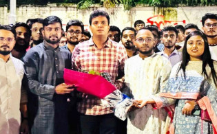 ছাত্রলীগ সভাপতির জন্য আনা ফুল ফেলে দিলেন ঢাবির নেতারা