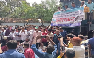 ট্রেনের সামনে রেললাইনে শুয়ে পড়লেন বীর মুক্তিযোদ্ধারা