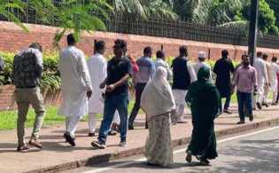 গণভবনে ঢুকতে জনপ্রতিনিধিদের দীর্ঘ লাইন