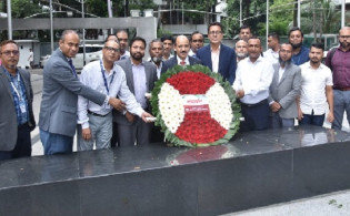 বঙ্গবন্ধুর প্রতিকৃতিতে ডিএসইর নতুন এমডির শ্রদ্ধা