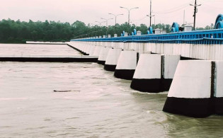 পানির চাপে খোলা হলো তিস্তা ব্যারাজের ৪৪ গেট