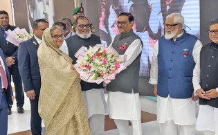 দেশে ফিরলেন প্রধানমন্ত্রী
