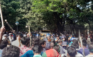 পুলিশের ধাওয়া খেয়ে প্রধান বিচারপতির বাসভবনে ঢুকলেন আ. লীগ নেতাকর্মীরা