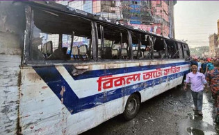 গুলিস্তানে দিন-দুপুরে বাসে আগুন