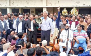 নৌকার প্রার্থী শাহজাহান ওমরের সমাবেশে অস্ত্র হাতে বিএনপি নেতা