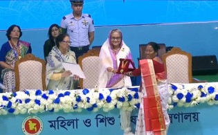৫ নারীর হাতে রোকেয়া পদক তুলে দিলেন প্রধানমন্ত্রী
