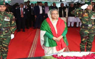 বঙ্গবন্ধুর প্রতিকৃতিতে প্রধানমন্ত্রীর শ্রদ্ধা