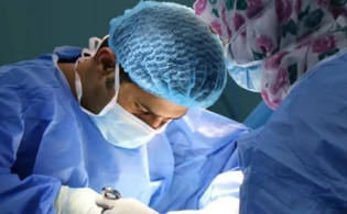 অস্ত্রোপচারের সময় রোগীকে মারধর, চিকিৎসক বরখাস্ত