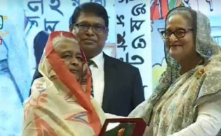 বিশিষ্টজনদের হাতে একুশে পদক তুলে দিলেন প্রদানমন্ত্রী