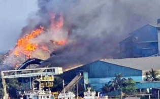 নিয়ন্ত্রণে হিমশিম খাচ্ছে এস আলম কারখানার আগুন