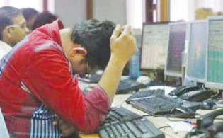 পতনের ধাক্কায় দিশেহারা ২২ কোম্পানির বিনিয়োগকারীরা