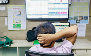 পতনের চাপে বেহাল দশায় ১৩ কোম্পানির শেয়ার