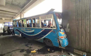 মেট্রোরেলের পিলারে বাসের ধাক্কা