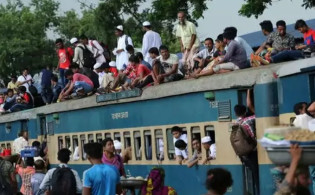 ভিড়ে ট্রেনে উঠতে না পেরে যাত্রীদের জুতোপেটা মহিলার
