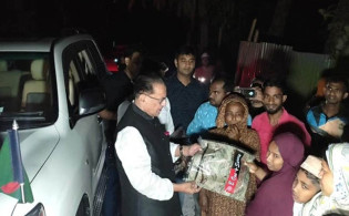 ‘দরজা খোলেন, আমি আপনাদের মন্ত্রী, ঈদ উপহার নিয়ে এসেছি’