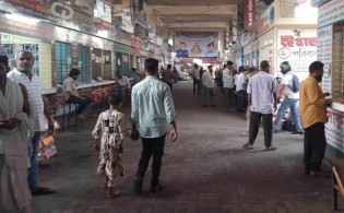 গাবতলী স্টেশনে নেই যাত্রী, ধুঁকছে পরিবহন শ্রমিকরা