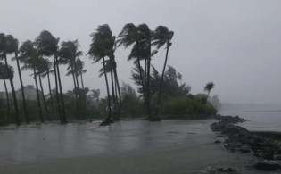 রাতে তীব্র ঝড়ের আশঙ্কা, সতর্ক সংকেত