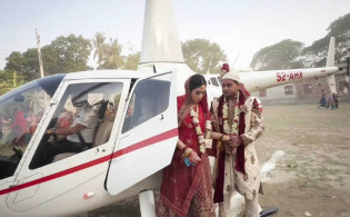 হেলিকপ্টারে চড়ে সরকারি চাকরিজীবীর বিলাসী বিয়ে