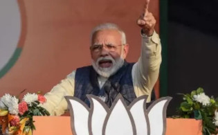 নিজের দুর্বলতার কথা জানিয়ে কাঁদলেন মোদি