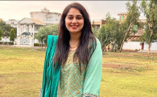 দ্বিতীয় বিয়ে করলেও প্রথম স্বামীর নাম ব্যবহার করেন এই অভিনেত্রী!